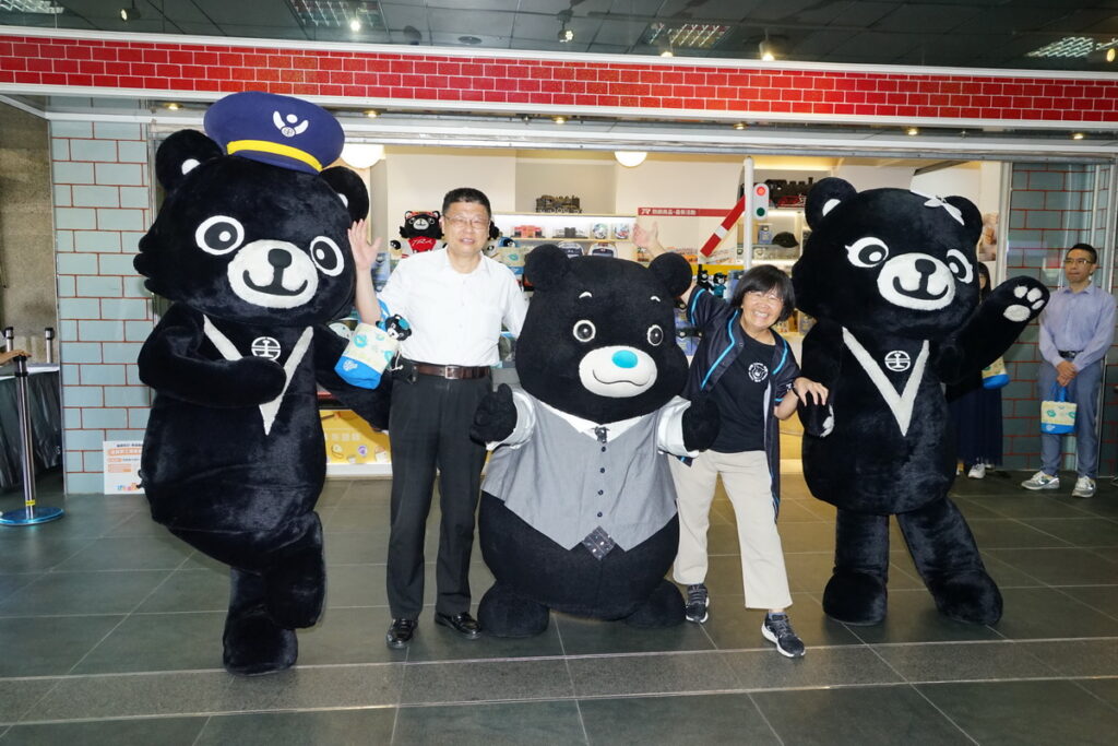 觀傳局長陳淑慧(右)、臺鐵局長杜微攜手臺北市吉祥物熊讚及臺鐵吉祥物「鐵魯」、「漢娜醬」推廣熊讚紀念品及臺鐵便當。