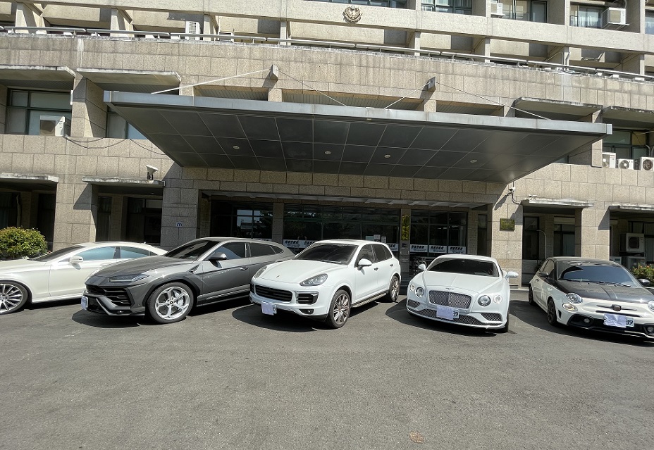 ▲圖說:警方查扣Bentley、Lamborghini、Porsche、Abarth 595及賓士等豪車共5輛 (圖/台中市政府提供)