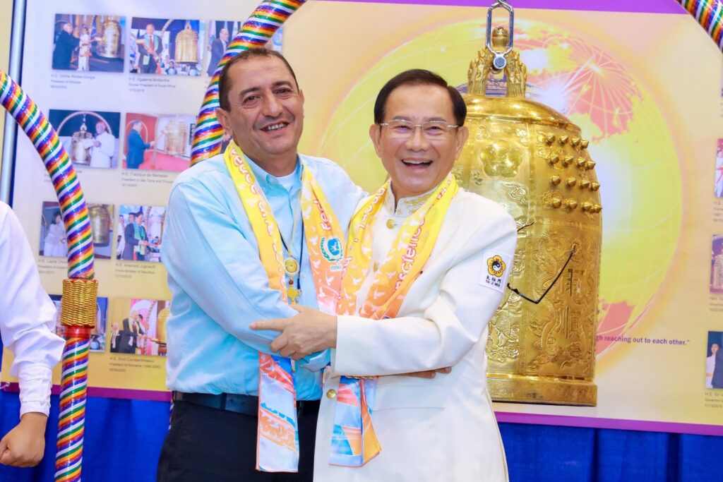 ▲聯合國教科文組織Madanjeet Singh獎得主Khaled Abu Awwad鳴響和平鐘。(記者李欣翻攝)