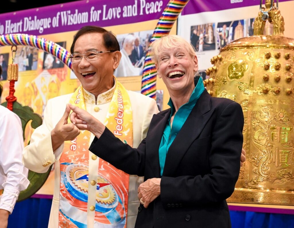 ▲2023世界宗教議會程序主席Phyllis Curott鳴鐘。(記者李欣翻攝)