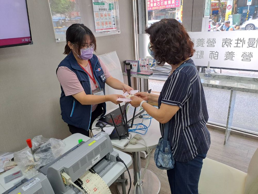 《圖說》新店區仁佑診所一站式換照服務。〈臺北區監理所提供〉