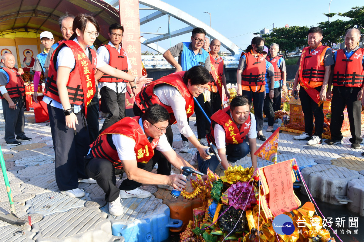 鹿港地藏王廟「放水燈儀式」祭水靈。圖／記者鄧富珍翻攝