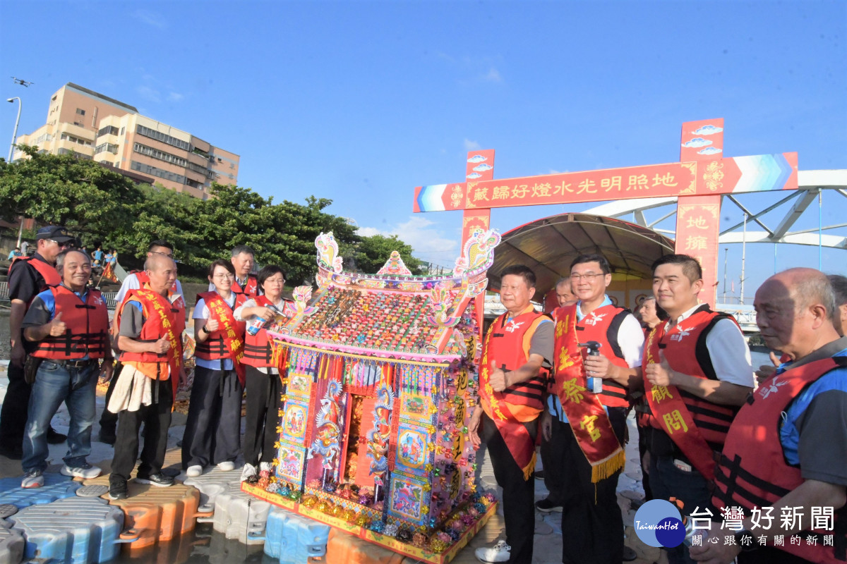 鹿港地藏王廟「放水燈儀式」祭水靈。圖/記者鄧富珍翻攝