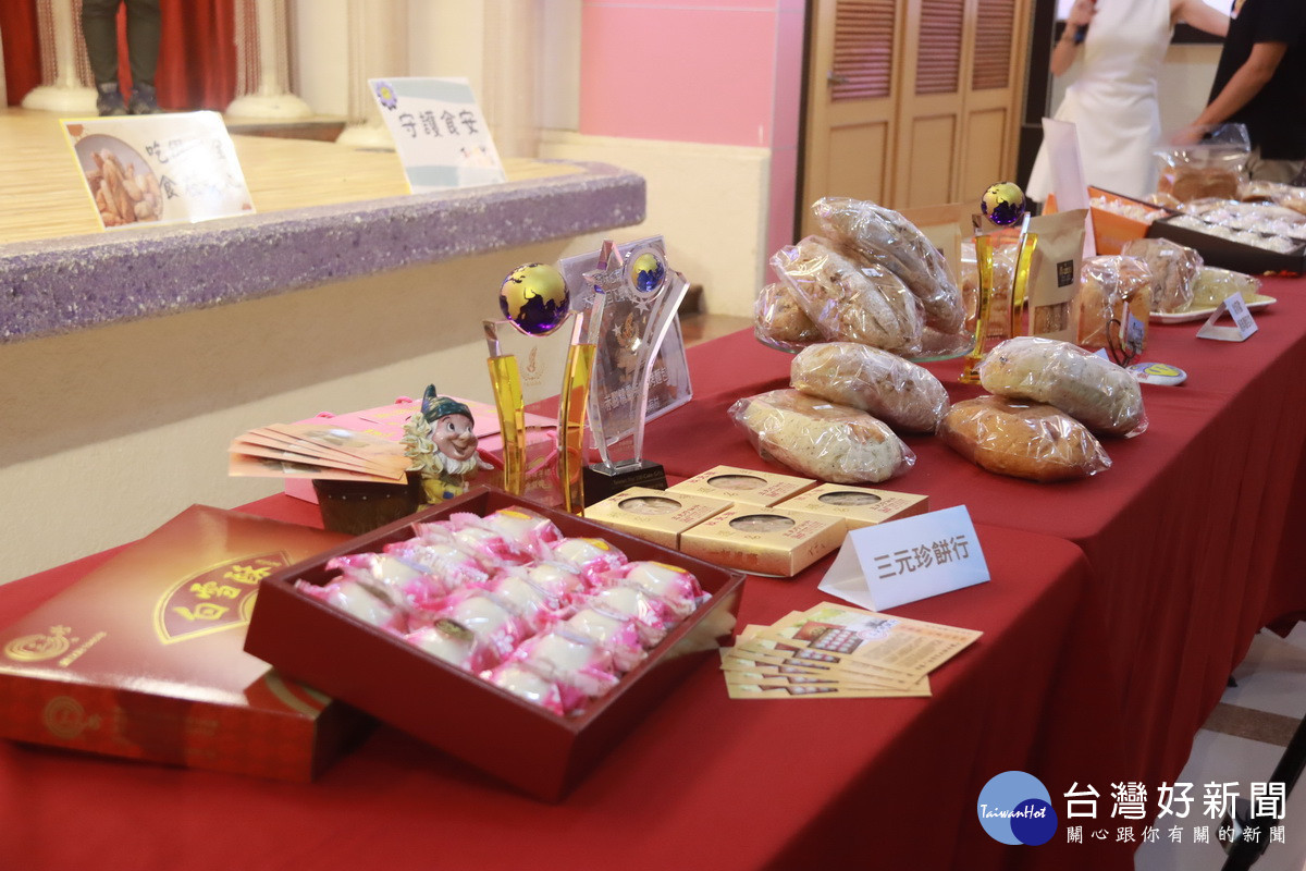 成果展中不乏百年老店與創新製品。(記者扶小萍攝)
