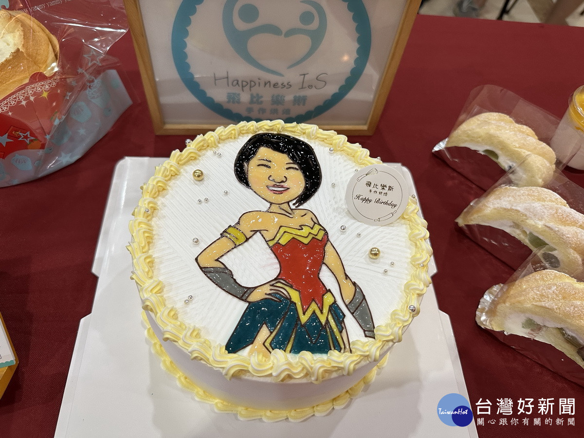 一家烘焙工作室推出許淑華縣長神力女超人造型蛋糕十分吸睛。(記者扶小萍攝)