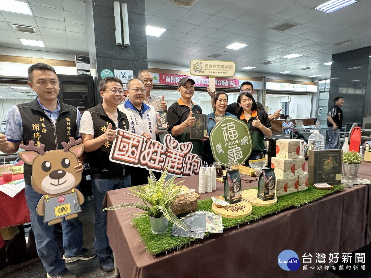 觀光處長陳志賢邱鄉長等到各攤位巡禮。(記者扶小萍攝)