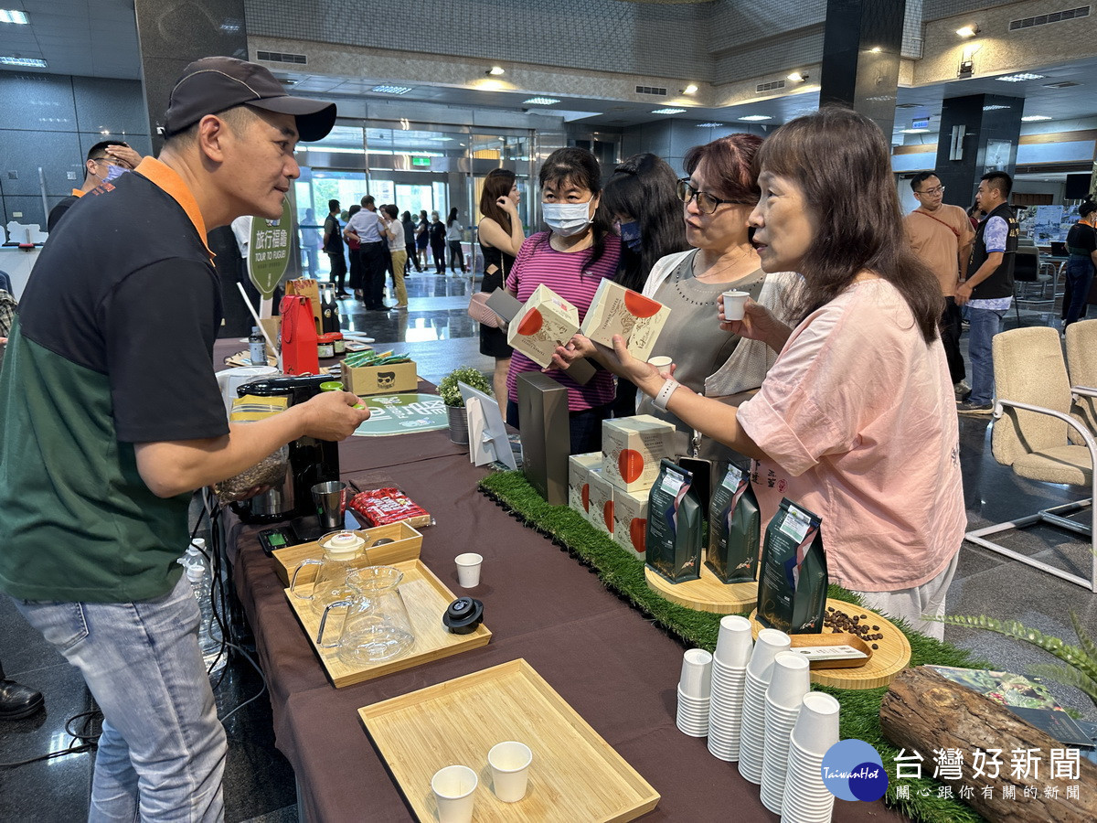 國姓地區業者展示在地咖啡等農特產。(記者扶小萍攝)