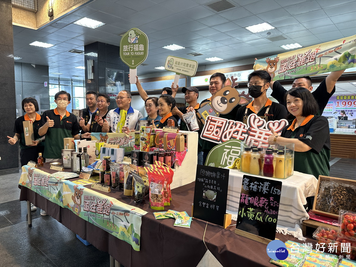 來賓到攤位巡禮推薦業者的產品。(記者扶小萍攝)