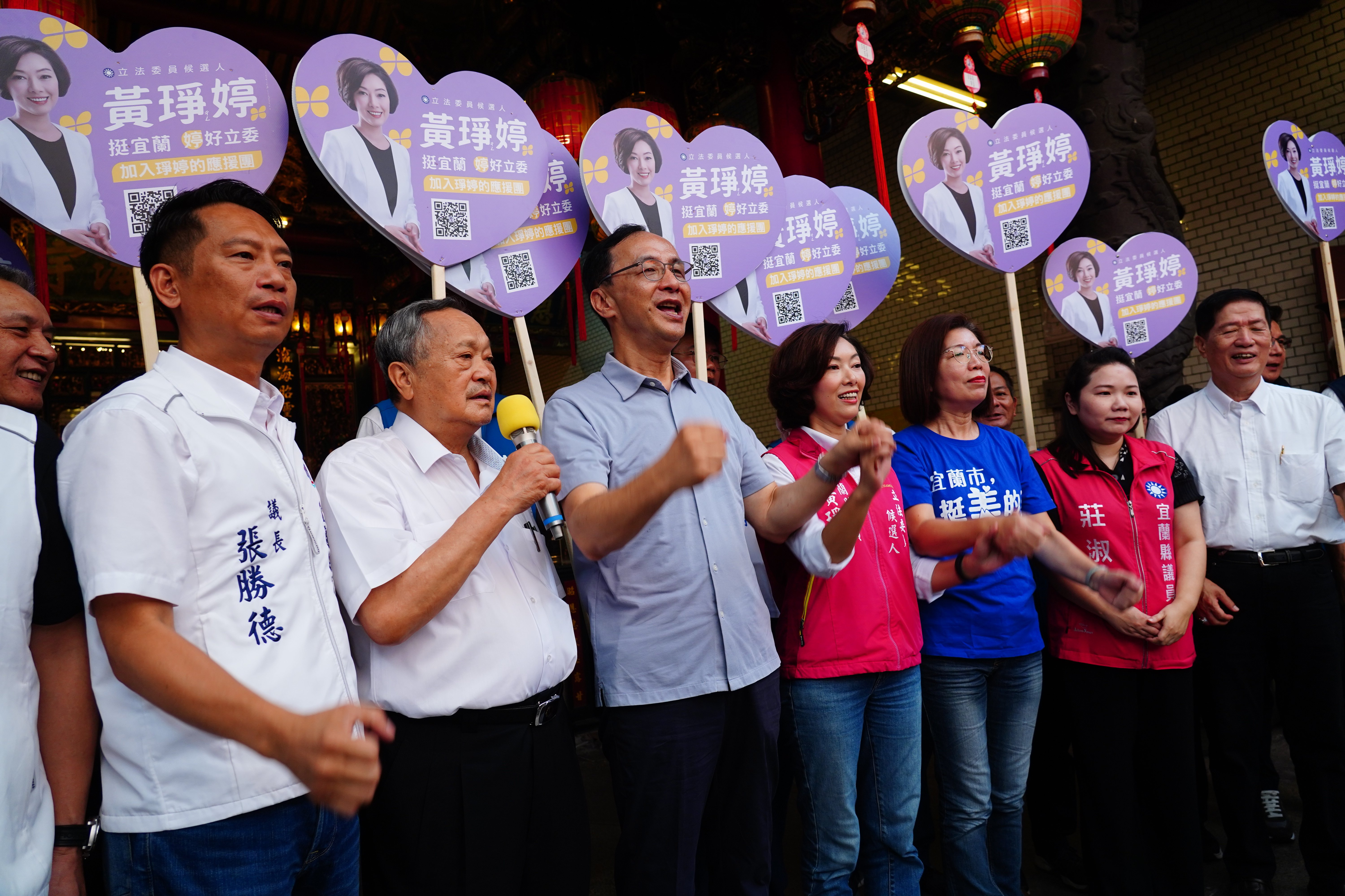 國民黨主席朱立倫(左3)赴宜蘭,率立委參選人黃琤婷至宜蘭市昭應宮祈福,盼明年總統立委選舉大勝。林泊志攝