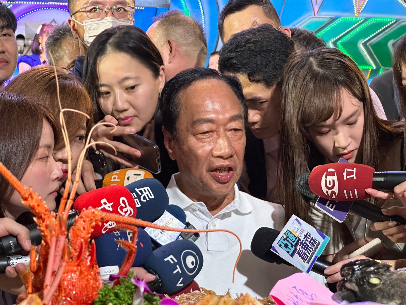柯文哲離去後，郭台銘單獨受訪。林啟弘攝