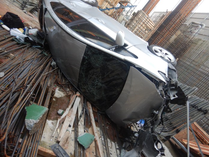 (更新)酒駕撞人行道護墩 轎車一頭栽進工地B3車毀釀2傷 71 DSCN4900 | 社會 社會 記者爆料網