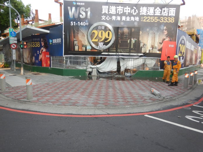 (更新)酒駕撞人行道護墩 轎車一頭栽進工地B3車毀釀2傷 73 DSCN4892 | 社會 社會 記者爆料網