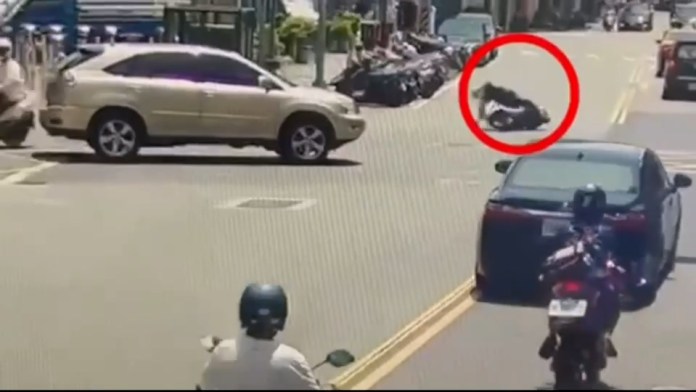 新莊阿伯離奇自摔 下一秒機車燒成火球黑煙直竄天際 64 111 22 | 社會 社會 記者爆料網