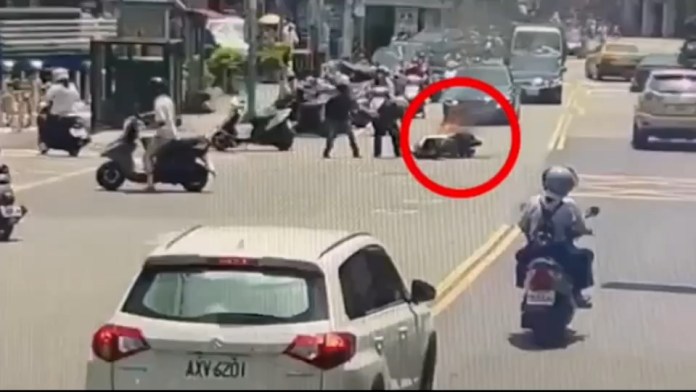 新莊阿伯離奇自摔 下一秒機車燒成火球黑煙直竄天際 65 112 20 | 社會 社會 記者爆料網