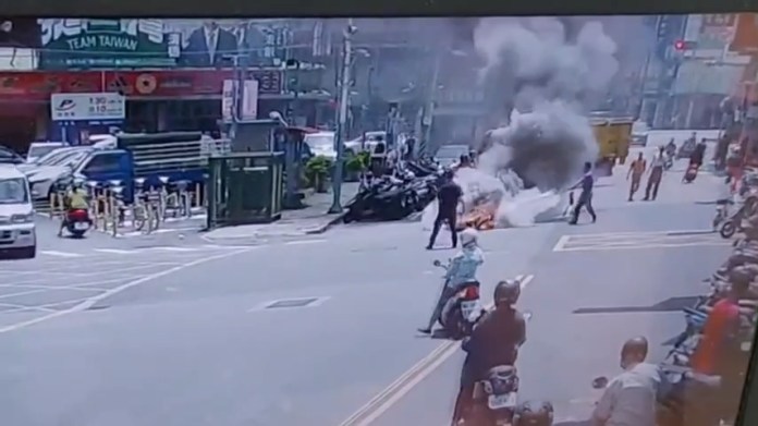 新莊阿伯離奇自摔 下一秒機車燒成火球黑煙直竄天際 66 113 11 | 社會 社會 記者爆料網