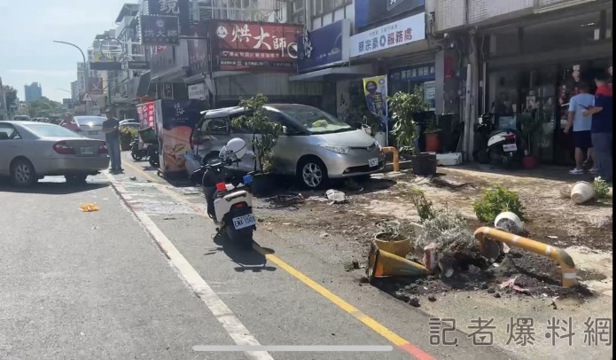 驚險! 自小客衝撞路邊汽機車後爆胎 駕駛疑身體不適釀禍 64 6E6FC7B4 A337 4759 9552 C66A8806D6CC | 社會 社會 記者爆料網