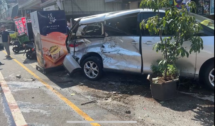 驚險! 自小客衝撞路邊汽機車後爆胎 駕駛疑身體不適釀禍 63 DE26BE02 B700 41B4 9C10 B20DC193FAAE | 社會 社會 記者爆料網