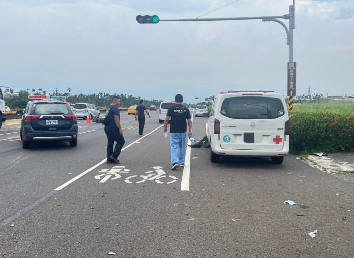 屏東救護車載病患鳴笛過紅燈路口釀車禍! 67歲騎士挨撞傷重不治 66 S 137732200 0 | 社會 社會 記者爆料網