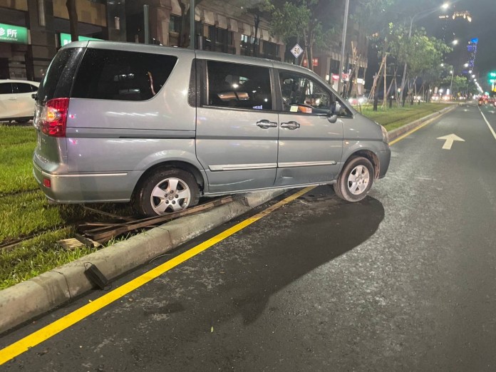 疑路況不熟 女駕駛誤闖高雄輕軌刁車 恐吞7500元罰單 70 66B5ACF6 2C25 4913 9DDF 705DE119B3A6 | 社會 社會 記者爆料網