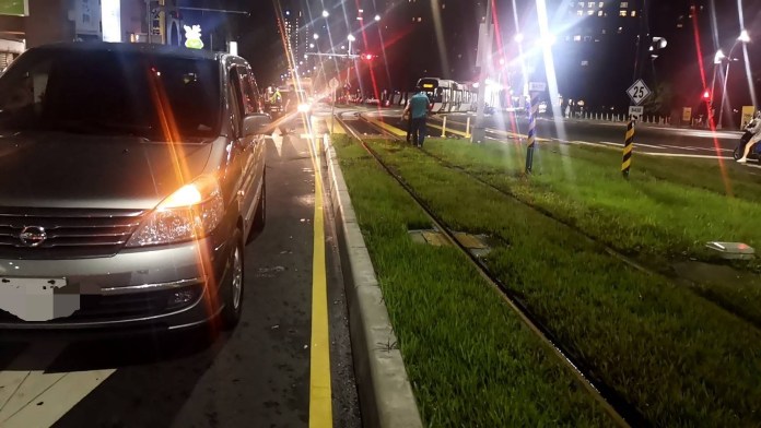 疑路況不熟 女駕駛誤闖高雄輕軌刁車 恐吞7500元罰單 71 D18E4C16 9A63 4345 B3CB 8D40BED8B3ED | 社會 社會 記者爆料網