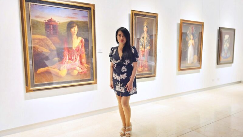 ▲美女油畫家陳香伶自即日起至9月10日在彰化縣立美術館展出「女氏物語─陳香伶油畫展」。(記者林明佑攝)