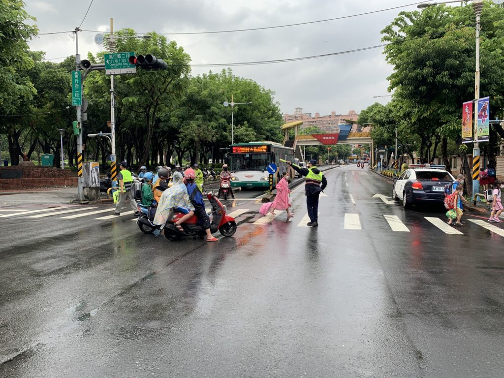 警方維護學童上、下學交通安全。(記者宋紹誠翻攝)