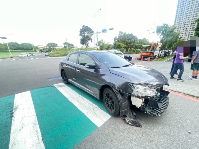 林口區文化二路二段發生兩輛汽車在路口發生碰撞事故，現場僅有車輛受損，無人受傷，而雙方駕駛都未涉及酒駕行為。（記者黃荷琇翻攝）