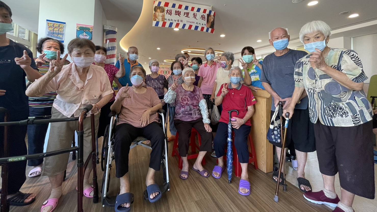 福興秀和苑日照中心愛心義剪打造復古風理髮廳體驗