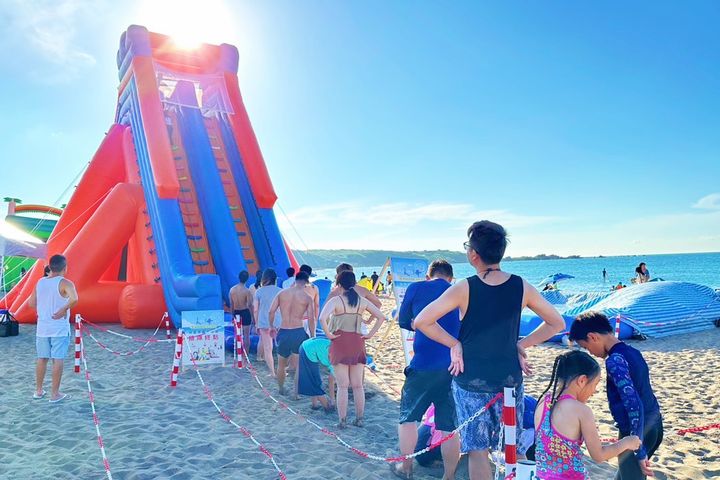 「玩夏北海岸」活動,氣墊樂園令人期待。 圖:北海岸及觀音山國家風景區管理處/提供