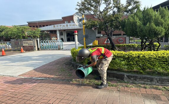 開學在即維護師生健康! 中市環保局加強清理校園周邊登革熱孳生源
