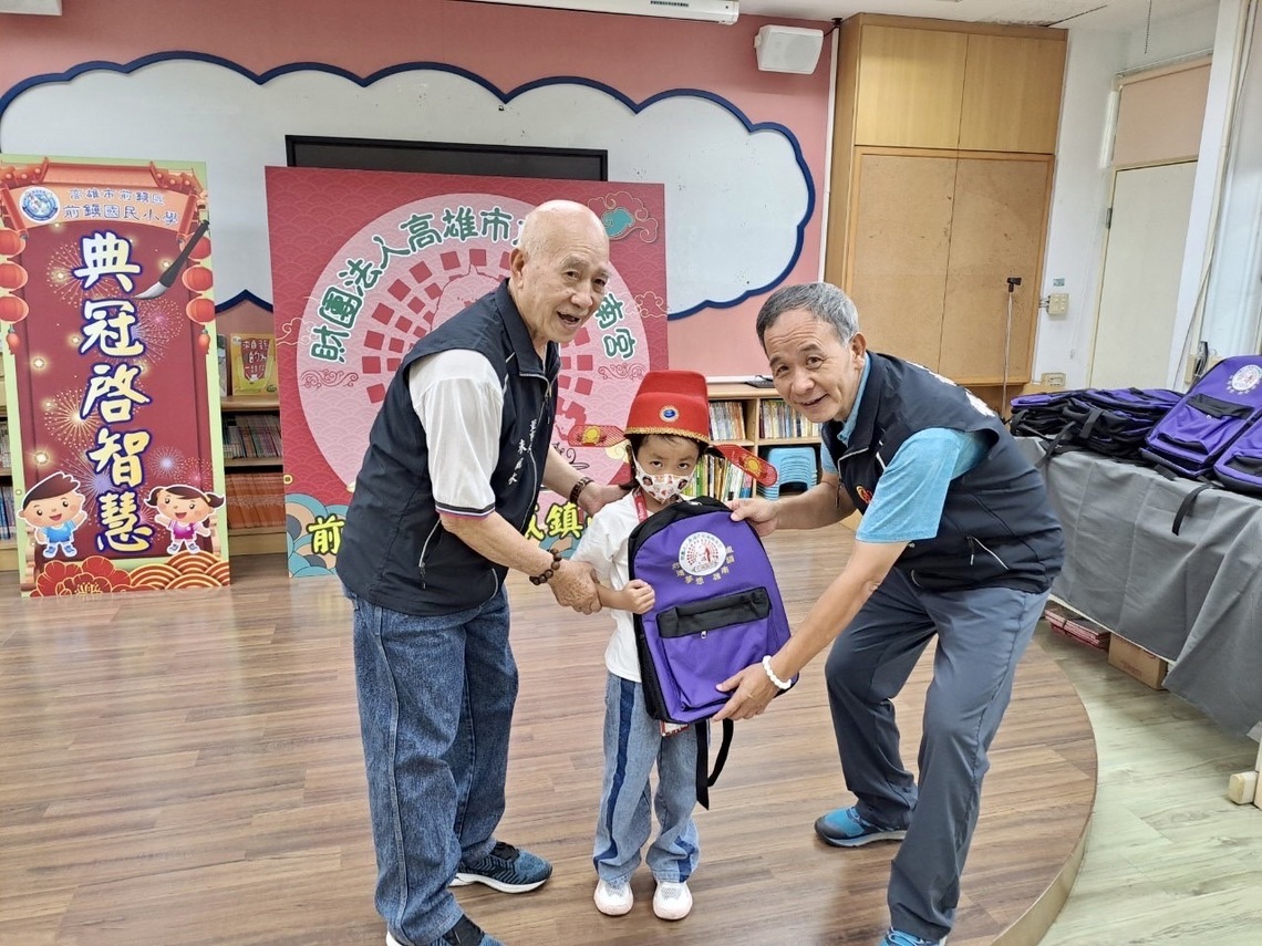 漾新聞|前鎮國小開學迎新「典冠」古禮 新生戴狀元帽背關聖帝君加持書包