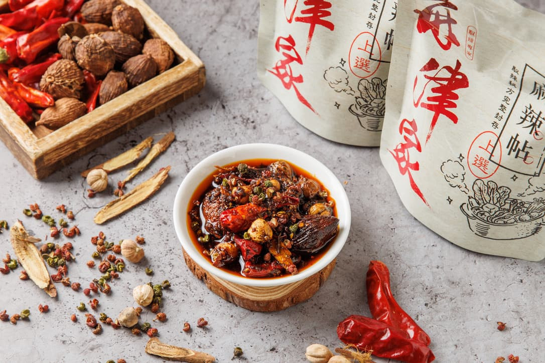 麻津家麻辣火鍋香料包,帶來正宗的中國麻辣火鍋風味。