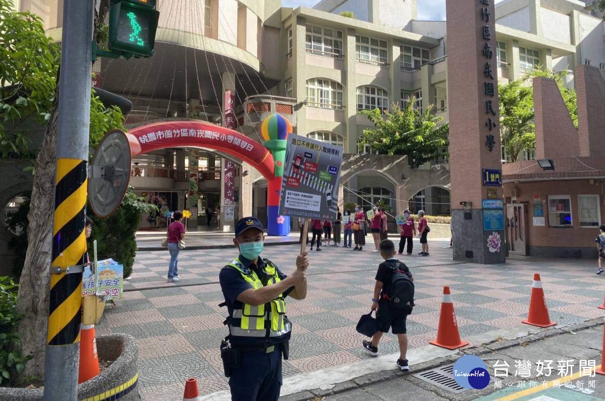 8月30日開學首日, 桃園市蘆竹警分局執行護童勤務,守護學童安全。