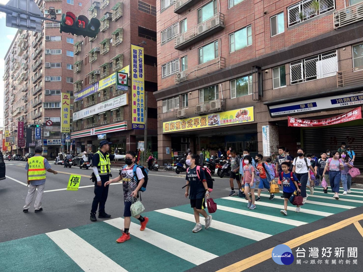 桃園市警局在開學的第一天要求轄區各分局同步強化「護童」專案勤務作為,於校園周邊執行交通指揮、巡邏、守望等勤務。