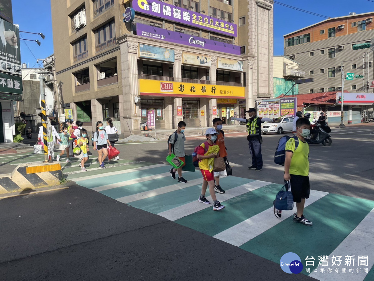 桃園市警局在開學的第一天要求轄區各分局同步強化「護童」專案勤務作為,於校園周邊執行交通指揮、巡邏、守望等勤務。