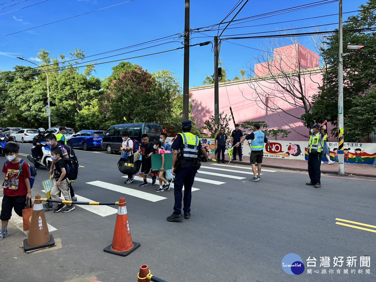 桃園市警局在開學的第一天要求轄區各分局同步強化「護童」專案勤務作為,於校園周邊執行交通指揮、巡邏、守望等勤務。