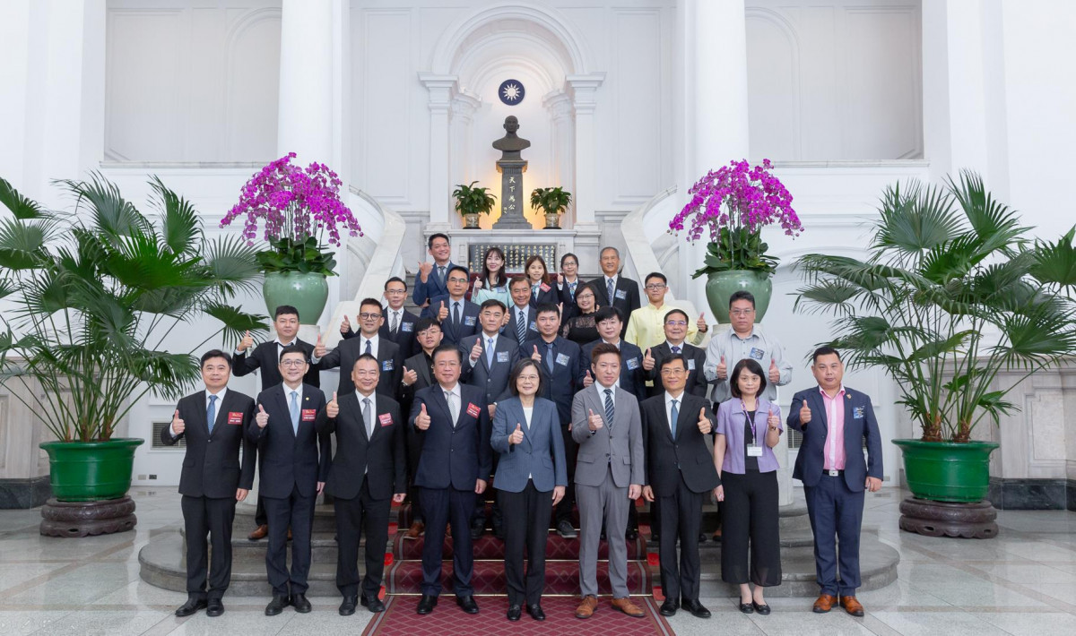 蔡英文總統親自接見與表彰得主並合影,竹陞科技方泰又總經理(二排右二)。