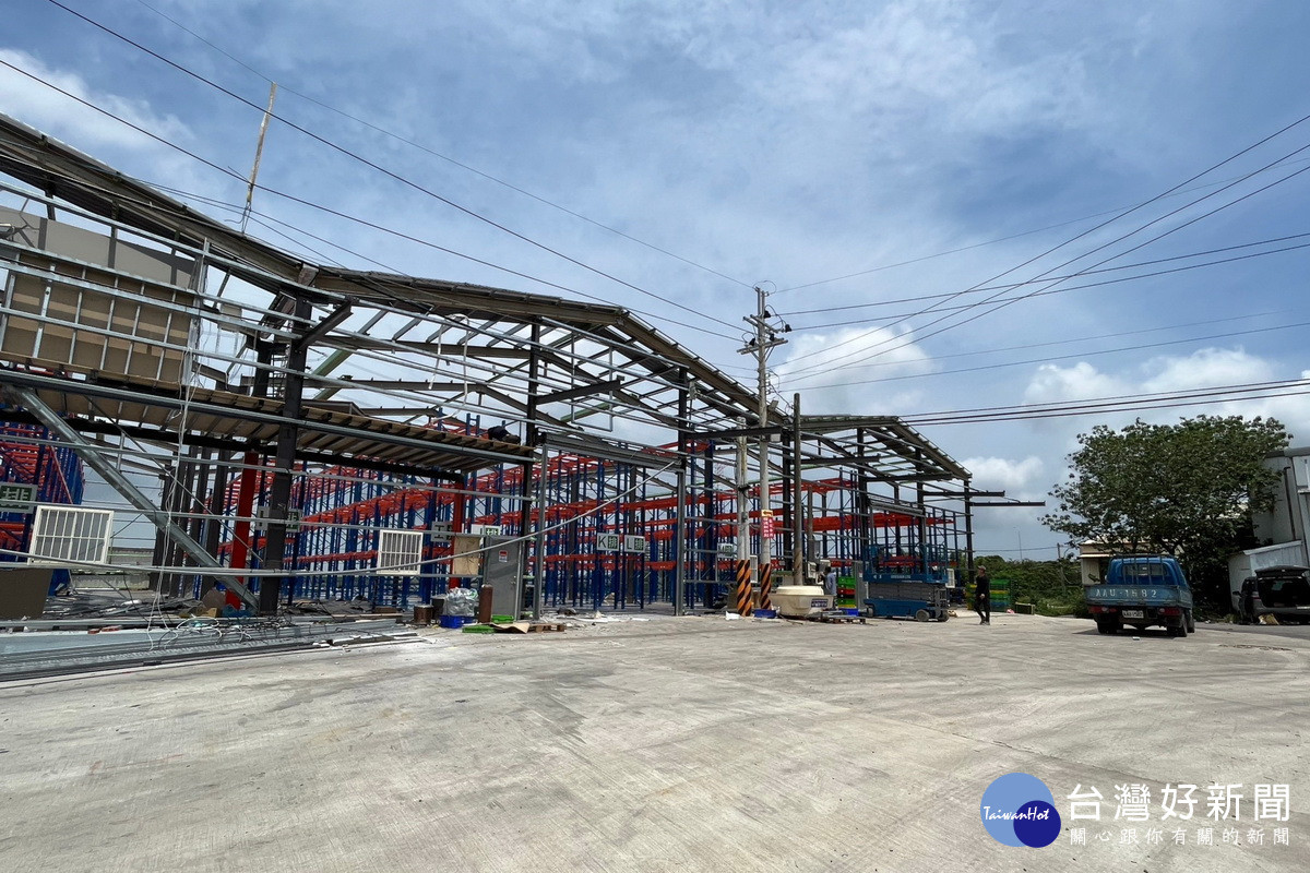 桃園市政府水務局攜手建管處展現公權力,違章業者自行拆除違建。