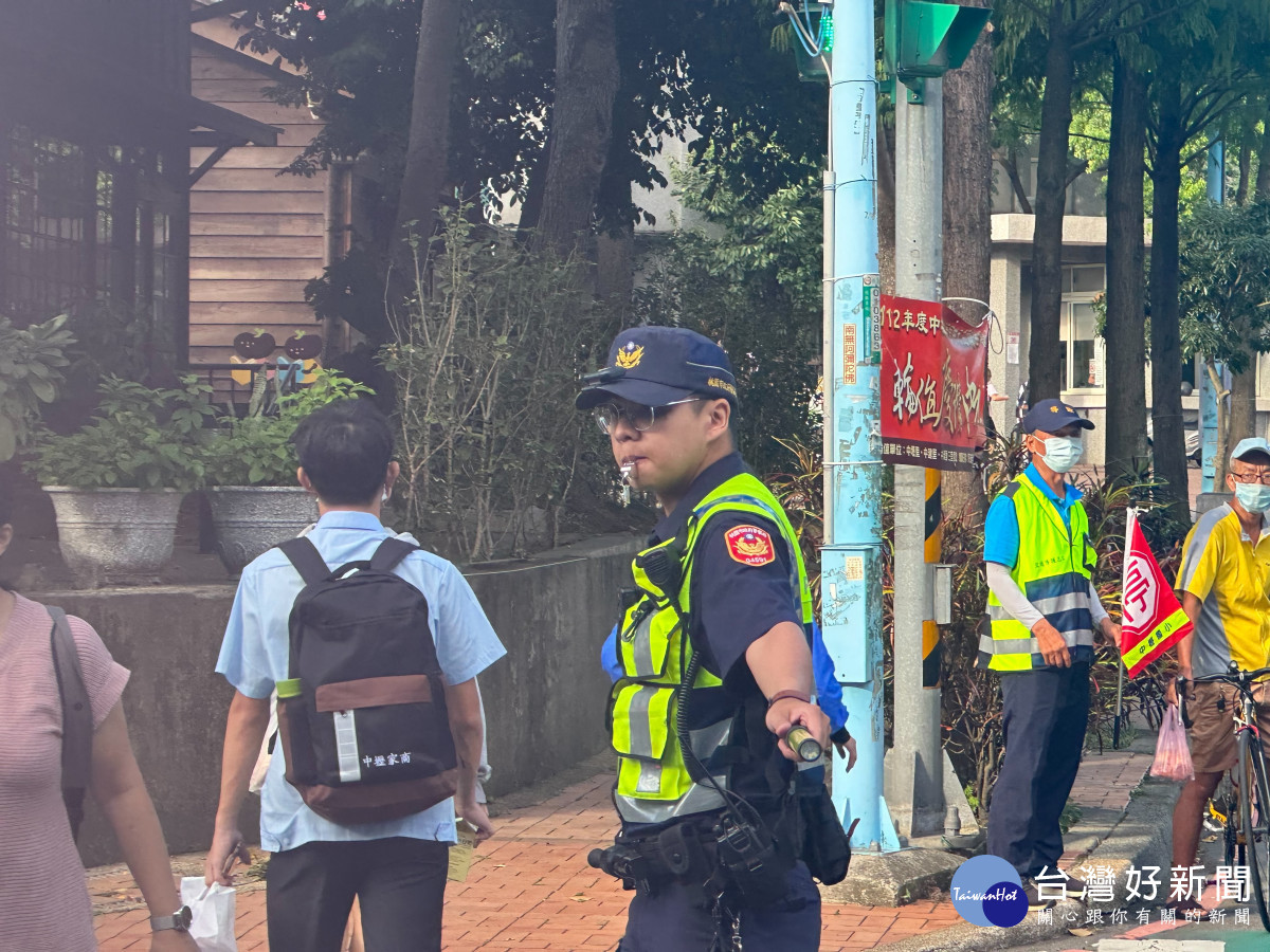 開心暑假安心開學，壢警護童維護交通秩序。