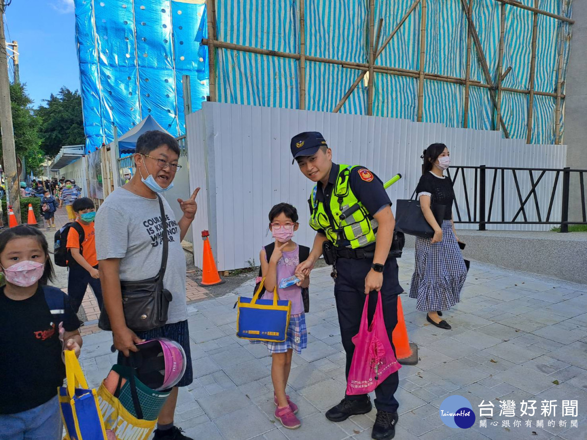 開心暑假安心開學,壢警護童維護交通秩序。<br /><br />
