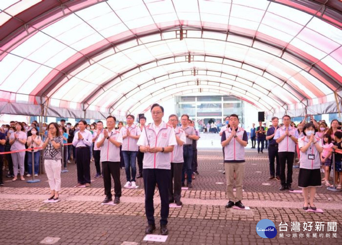 張善政市長虔誠祭拜，除祈求市政運作順利外，也希望所有市民都能平安健康。