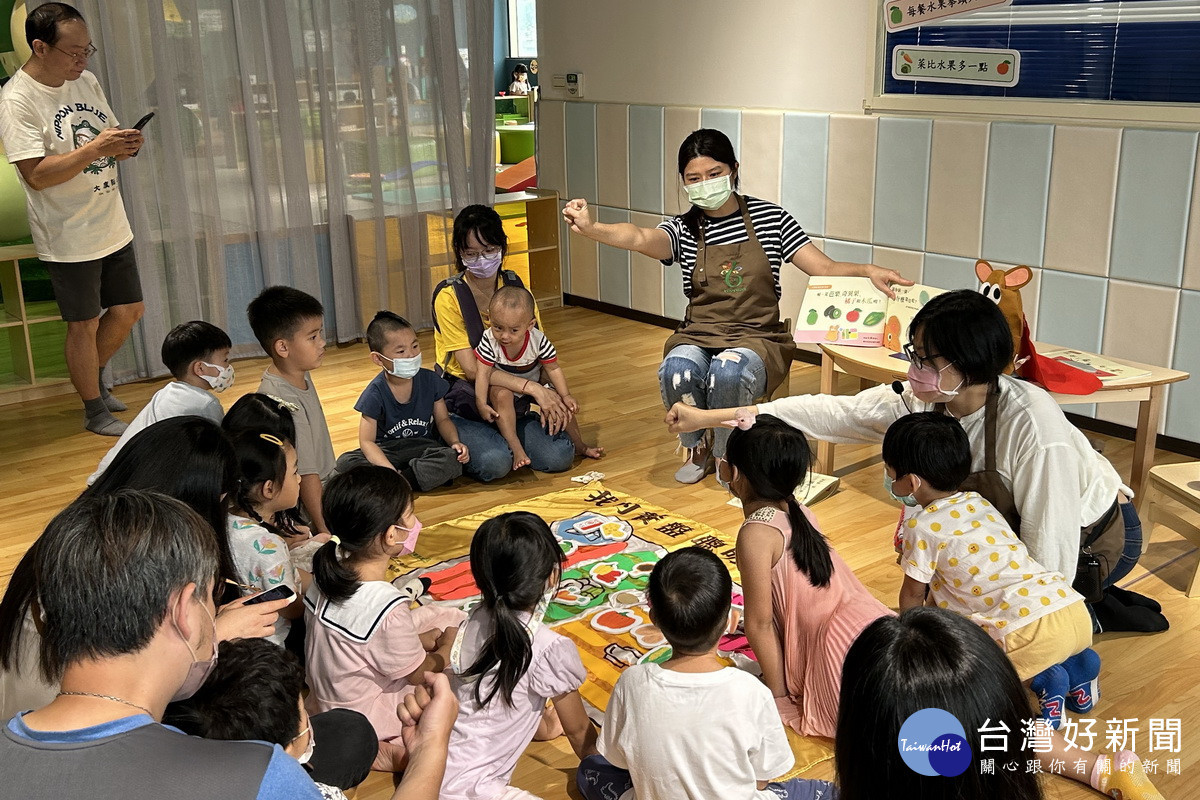 讓營養教育從小扎根,桃園市政府衛生局推出「學齡前兒童健康飲食繪本說故事巡迴活動」。
