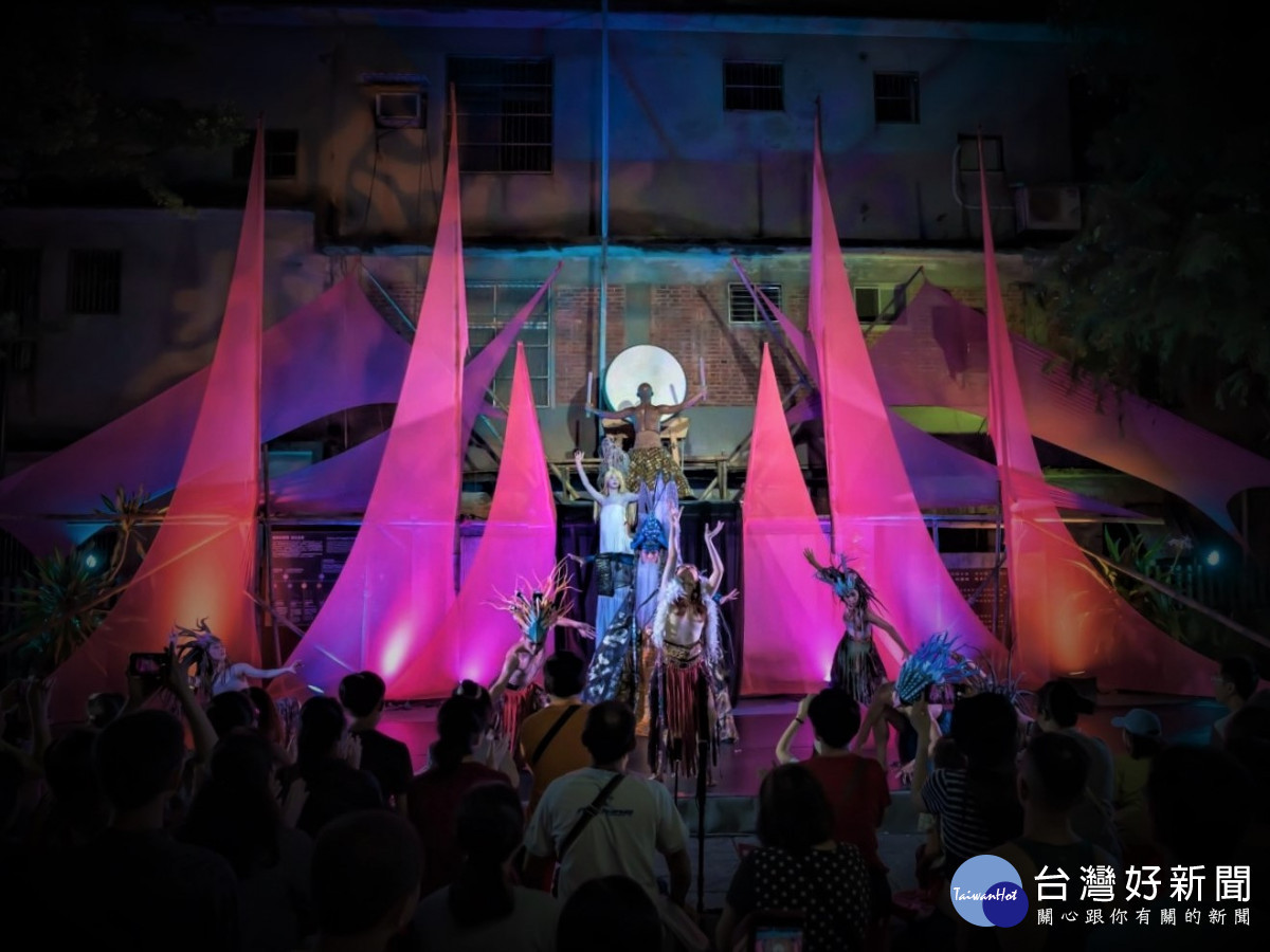 匯川聚場演出《祭天地.慶民安》,舞台燈光音效及舞者服裝張力十足,吸引民眾觀賞。