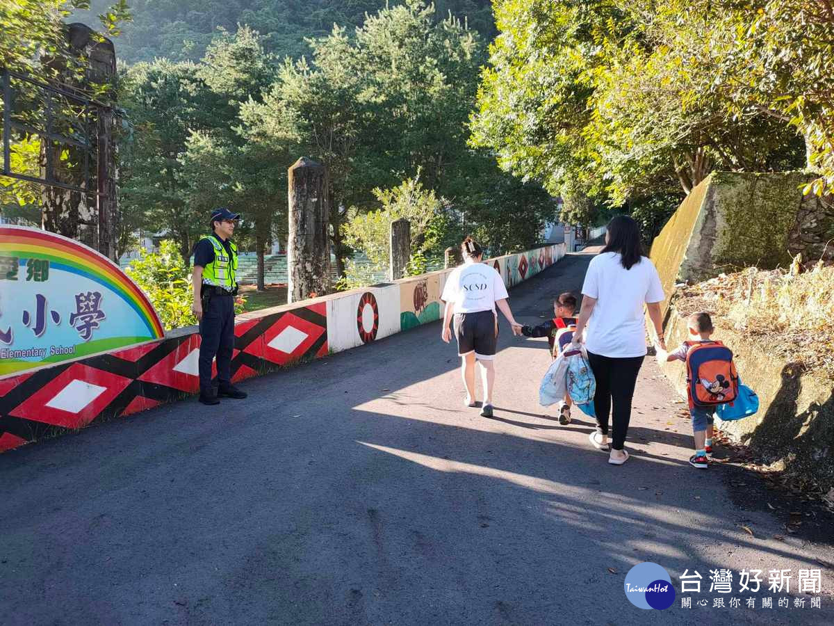 仁愛警分局啟動護童專案，規劃各所警力於上、放學時段在轄內學校出入口持續執行護童勤務。