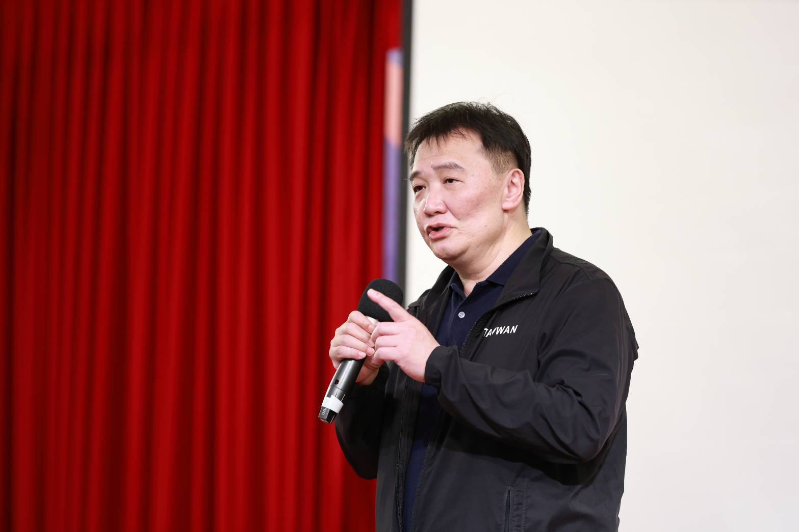 民進黨秘書長許立明在中常會中再次強調,針對鴻海創辦人郭台銘參選一事,黨內不評論、不參與、不嘲諷、不涉入。資料照片,民進黨提供