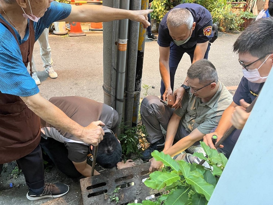 ▲圖說：警方在唐姓犯嫌丟棄贓物的水溝內挖出數個遭遺棄的皮夾、證件              （圖／台中市政府提供）