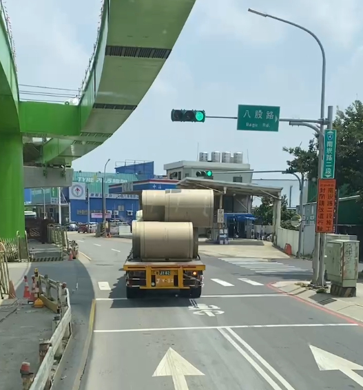 (特技表演片)拖板車裝載大物超出車體 目擊駕駛驚呼:「嘜鬧啦!這會出人命耶!」 79 | 社會 社會 記者爆料網