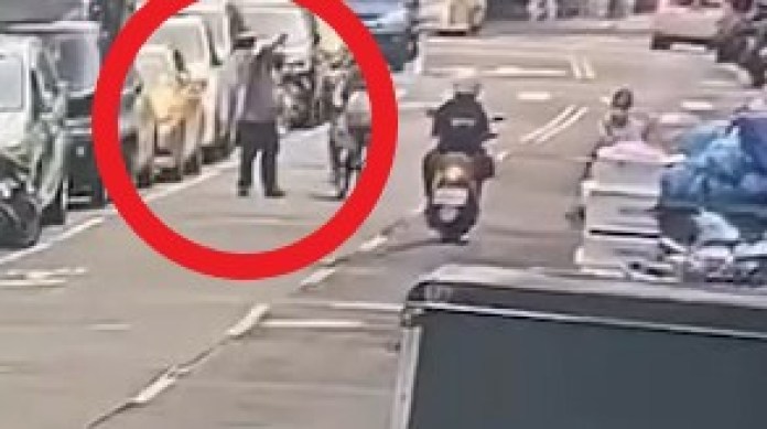 不滿鄰居「噪音」擾人 小黃司機持刀怒捅後攔警「我殺了人」 77 411 18 | 社會 社會 記者爆料網