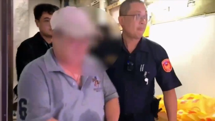 不滿鄰居「噪音」擾人 小黃司機持刀怒捅後攔警「我殺了人」 78 412 17 | 社會 社會 記者爆料網