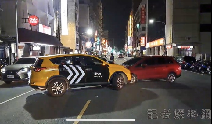 三寶對決? 小黃迴轉與出停車場紅車擦撞 79 C7BEDF7D D66D 40E4 9480 460BFB50098D | 社會 社會 記者爆料網